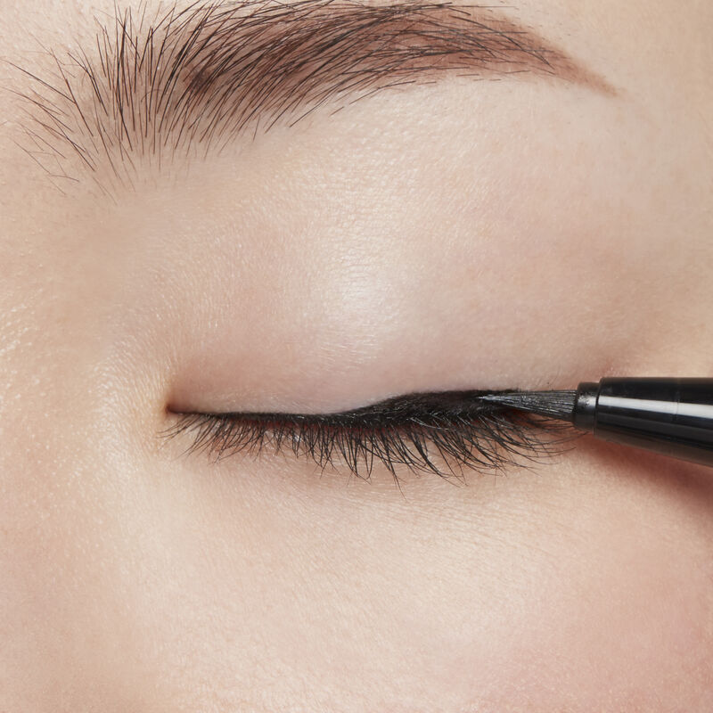 Intensifying Liquid Eyeliner -- Long Lasting